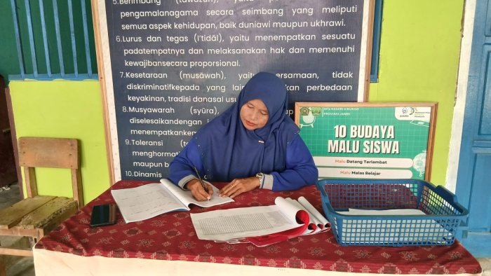 Guruku, Pahlawan Tanpa Tanda Jasa di Meja Piket MTsN 4 Bungo Guruku, Pahlawan Tanpa Tanda Jasa di Meja Piket MTsN 4 Bungo