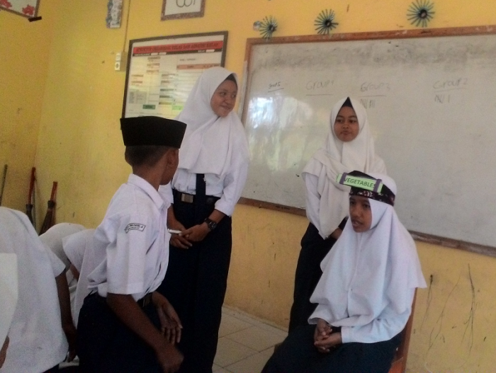 Alat Peraga Sederhana Tingkatkan Pembelajaran Bahasa Inggris Siswa MTsN 4 Bungo