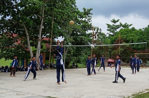 Kelas 7B Tampil Gemilang Lawan 9B di Voli Clasmeting MTsN 4 Bungo