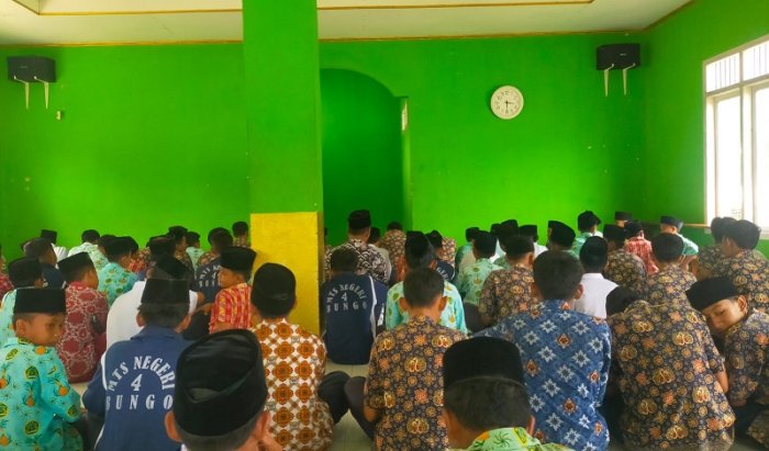 Latih Mental Kepemimpinan , MTsN 4 Bungo Ajarkan Siswa Kelas IX Jadi Imam