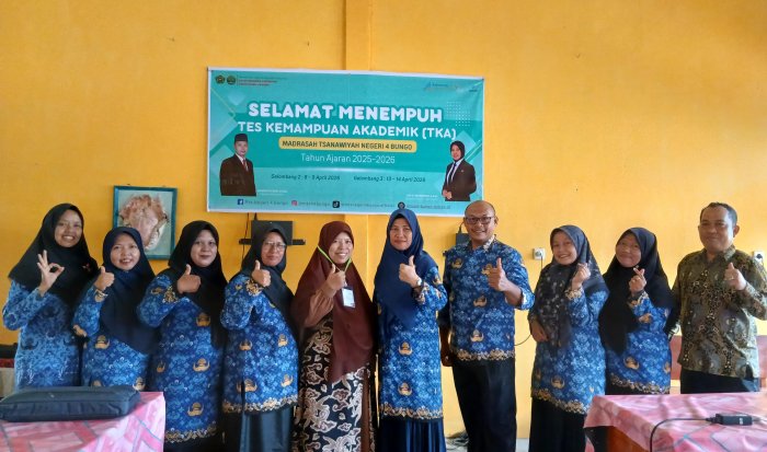 Solid dan Profesional, MTsN 4 Bungo Perkuat Sinergi Lewat Foto Bersama Panitia Ujian TKA