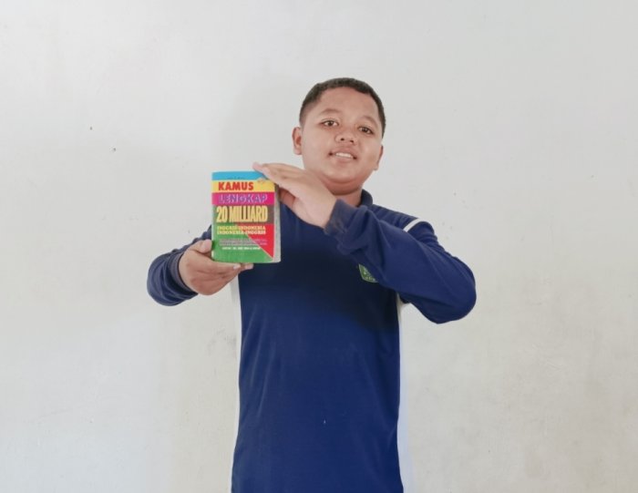 Siswa Kelas VIII C MTsN 4 Bungo Praktikkan Kalimat Persuasif pada Pelajaran Bahasa Indonesia Siswa Kelas VIII C MTsN 4 Bungo Praktikkan Kalimat Persuasif pada Pelajaran Bahasa Indonesia
