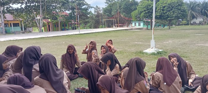 Pembagian Kartu Peserta Ujian: Keceriaan Siswi Warnai Persiapan Semester Ganjil Pembagian Kartu Peserta Ujian: Keceriaan Siswi Warnai Persiapan Semester Ganjil