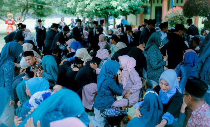 Isak Haru Warnai Momen Sungkeman Siswa Kelas IX kepada Orang Tua pada Perpisahan MTsN 4 Bungo