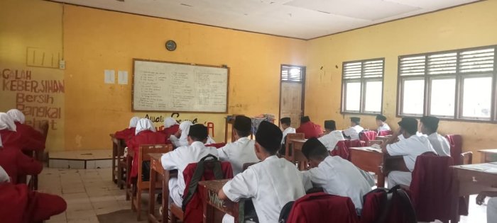 Semangat VII B dalam Membahas Soal Jelang Penilaian Akhir Semester