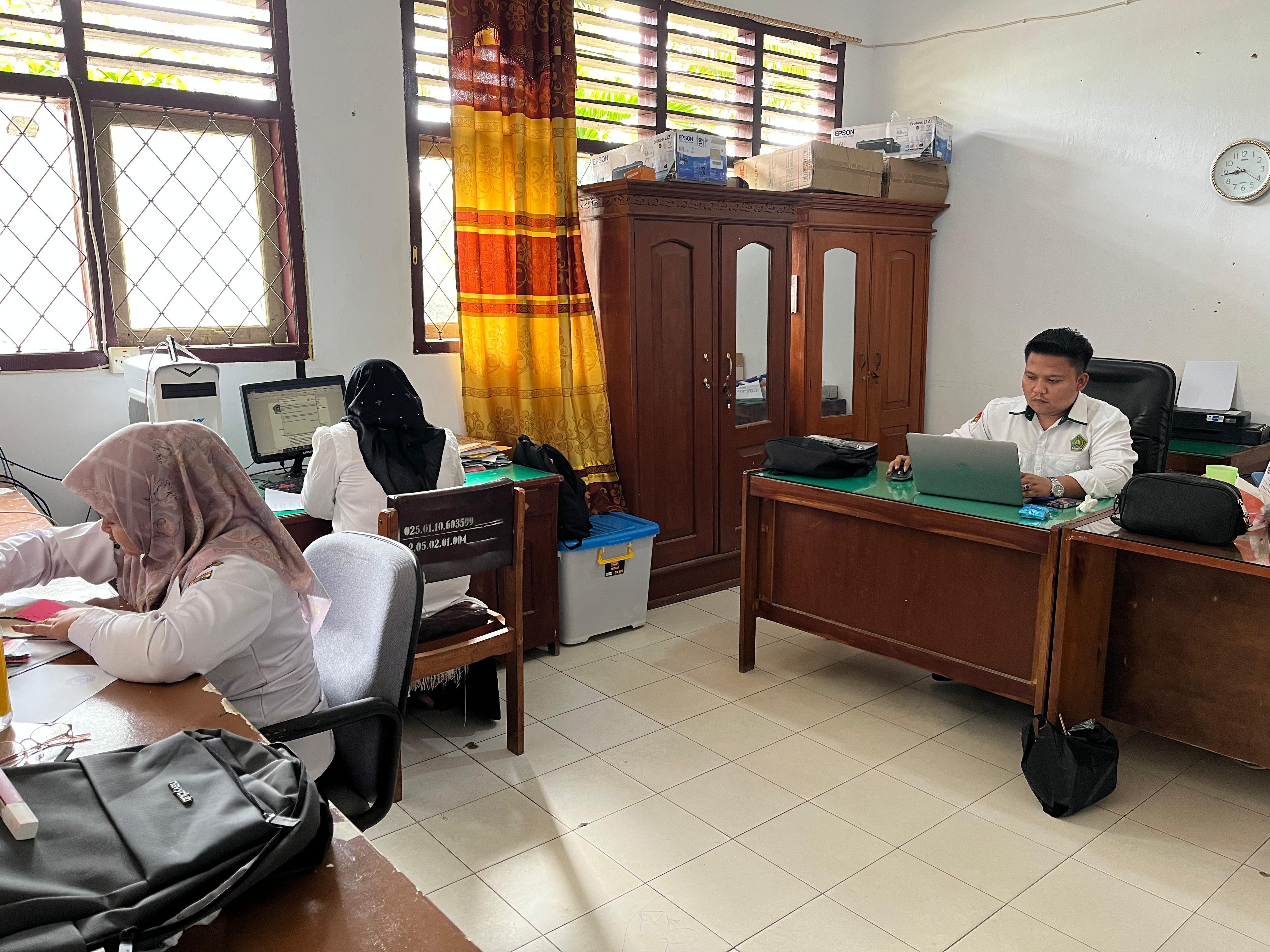 KEPALA MADRASAH INTEN DAMPINGI PENDAFTARAN CALON PPPK TAHUN 2024 KEPALA MADRASAH INTEN DAMPINGI PENDAFTARAN CALON PPPK TAHUN 2024