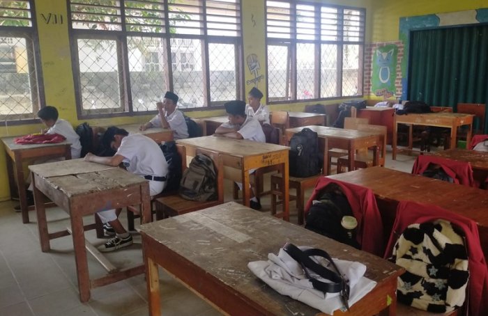 Guru PJOK MTsN 4 Bungo  Berikan Keringanan Siswa Kelas IXb yang Kondisinya Kurang Fit Saat Jam Olahraga