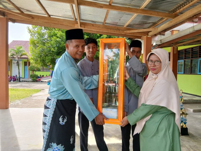 Prestasi Membanggakan, Pramuka MTsN 4 Bungo Serahkan Piala Bergilir ke Pihak Madrasah Prestasi Membanggakan, Pramuka MTsN 4 Bungo Serahkan Piala Bergilir ke Pihak Madrasah