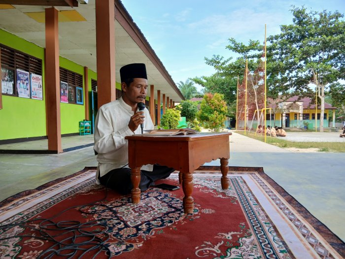 Pagi MTsN 4 Bungo Dicerahkan Kajian Kitab Kuning: Orang yang Tak Berilmu Diibaratkan Seperti Orang yang Mati.