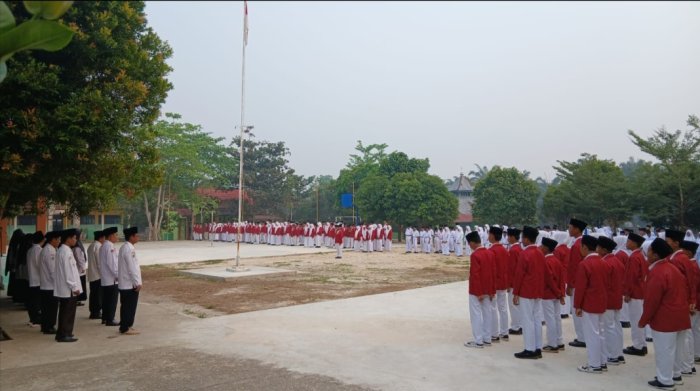 Tanamkan Kedisiplinan, Guru MTsN 4 Bungo Ajarkan Siswa Tetap Fokus dan Siap Sempurna Saat Upacara