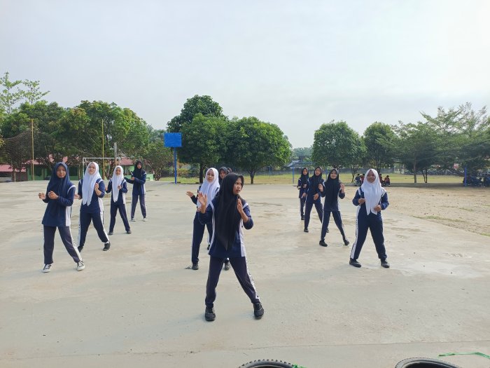 Semarak HUT RI ke-81: Ratusan Siswa MTsN 4 Bungo Unjuk Kekompakan dalam Lomba Senam Bugar Semarak HUT RI ke-81: Ratusan Siswa MTsN 4 Bungo Unjuk Kekompakan dalam Lomba Senam Bugar
