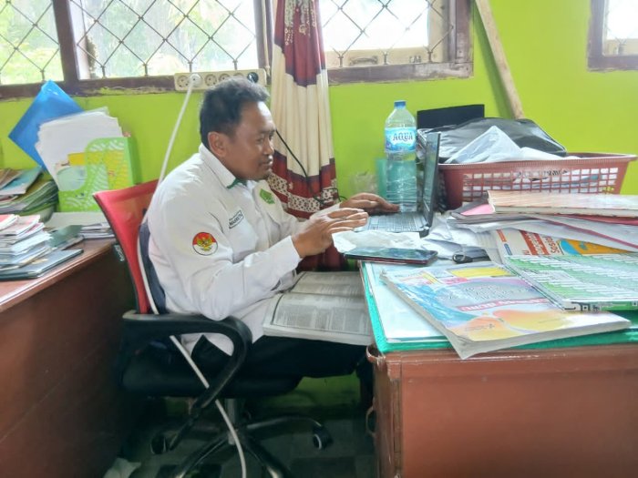 Di Tengah Waktu Luang, Bapak Masrukin, S.Pd.I Tetap Produktif Siapkan Soal IPS untuk Ujian Semester