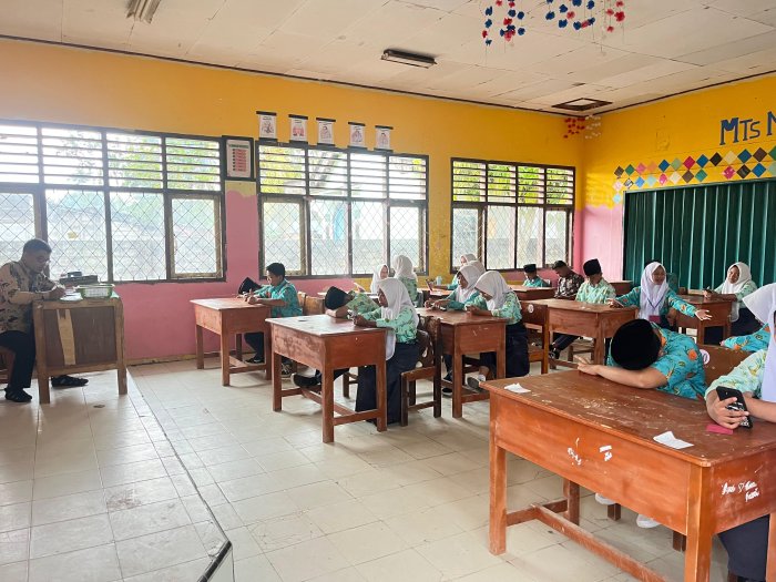 SAT Hari Ke-4 di MTsN 4 Bungo Berlangsung Tertib, Siswa Ikuti Ujian IPS Berbasis Android