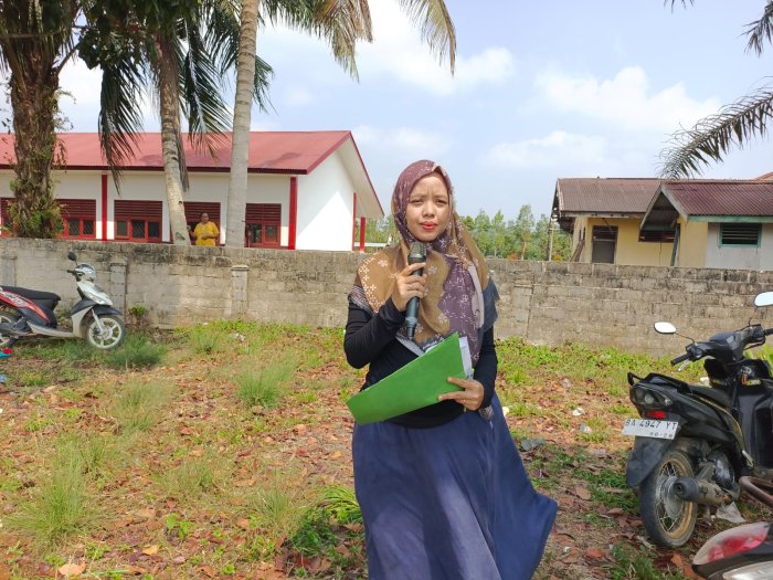 Guru MTsN 4 Bungo, Delvia, S.Pd., Dipercaya Jadi MC Upacara Puncak HUT RI ke-81 di Daya Murni