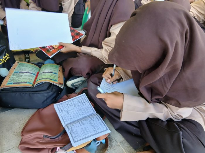 Tiga Surah Pendek Jadi Tantangan Utama dalam Ujian Pegon MTsN 4 Bungo Tiga Surah Pendek Jadi Tantangan Utama dalam Ujian Pegon MTsN 4 Bungo