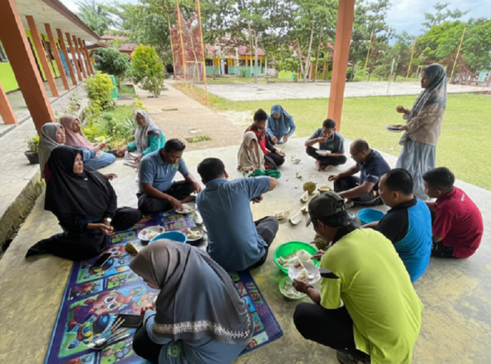 Aroma Durian Vs Nasi Ketan Jadi Obat Ampuh Guru MTsN 4 Bungo Lepas Penat Input Nilai RDM Semester Ganjil Aroma Durian Vs Nasi Ketan Jadi Obat Ampuh Guru MTsN 4 Bungo Lepas Penat Input Nilai RDM Semester Ganjil