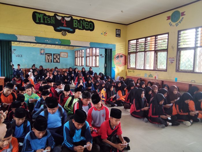 Tumbuhkan Kebanggaan, Siswa Baru MTsN 4 Bungo Gempita Berlatih Mars Madrasah Saat MATAMUDA