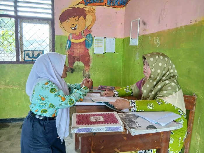 Siswa Kelas VIII A Setor Hafalan Hukum Snellius pada Pembelajaran Cahaya dan Optik Siswa Kelas VIII A Setor Hafalan Hukum Snellius pada Pembelajaran Cahaya dan Optik