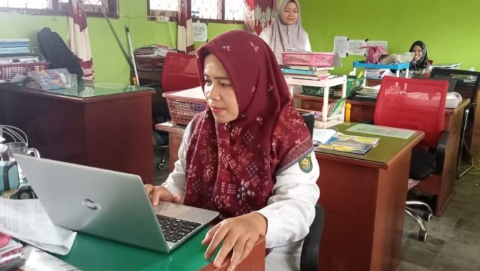 Jelang Supervisi, Ibu Maria Siapkan Kelengkapan Dokumen Ajar Jelang Supervisi, Ibu Maria Siapkan Kelengkapan Dokumen Ajar