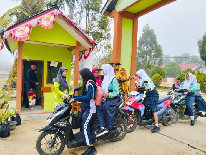 Kaur TU dan Waka Kurikulum Terapkan 5S pada Siswa di Pagi Hari Kaur TU dan Waka Kurikulum Terapkan 5S pada Siswa di Pagi Hari