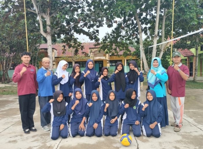 Class Meeting Memanas! Pertandingan Voli Putri Kelas VII-B Kontra VII-C Berlangsung Sengit di MTsN 4 Bungo Class Meeting Memanas! Pertandingan Voli Putri Kelas VII-B Kontra VII-C Berlangsung Sengit di MTsN 4 Bungo