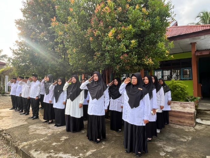 ASN MTsN 4 Bungo Awali Pekan dengan Semangat Upacara Kenaikan Bendera