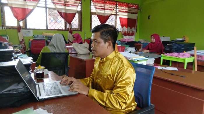 Persiapan Matang Bapak Andi Kustian Menjelang Pembagian Rapor Mid Semester Persiapan Matang Bapak Andi Kustian Menjelang Pembagian Rapor Mid Semester