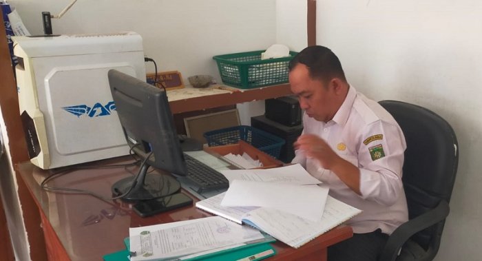 Jamin Akurasi Data, Tendik MTsN 4 Bungo Verifikasi Absensi Guru dan Pegawai Jamin Akurasi Data, Tendik MTsN 4 Bungo Verifikasi Absensi Guru dan Pegawai