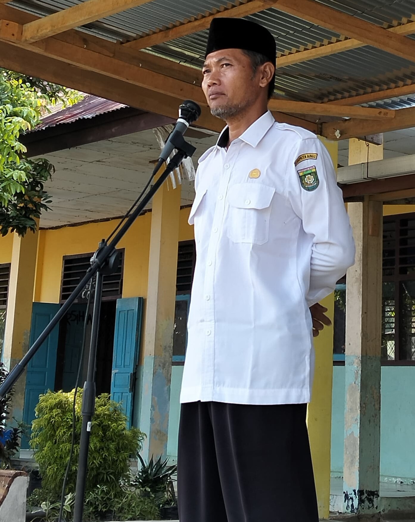 PERINGATI HARI PAHLAWAN, PEMBINA UPACARA AJAK SISWA TELADANI PERJUANGAN PAHLAWAN DAN ORANG TUA KITA PERINGATI HARI PAHLAWAN, PEMBINA UPACARA AJAK SISWA TELADANI PERJUANGAN PAHLAWAN DAN ORANG TUA KITA