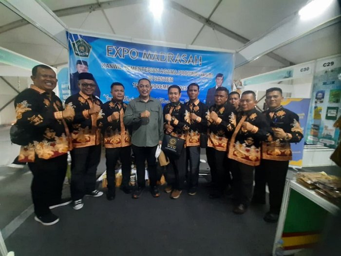 Kepala MTsN 4 Bungo dan K3M Bungo Ramaikan EXPO Madrasah di Ajang OMI Nasional Kepala MTsN 4 Bungo dan K3M Bungo Ramaikan EXPO Madrasah di Ajang OMI Nasional