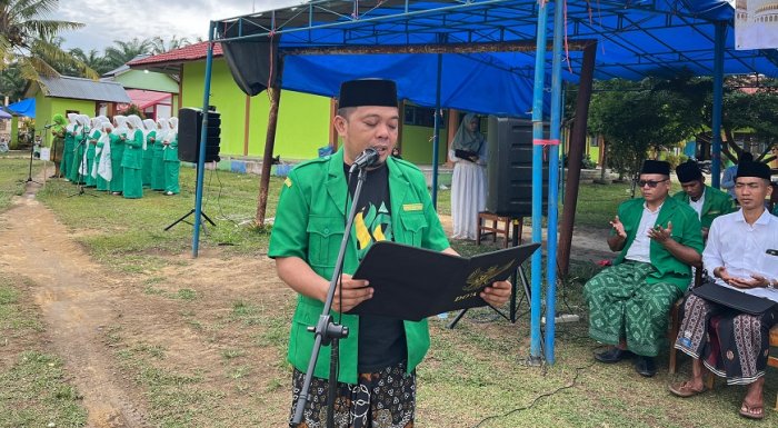 Syahdu dan Khidmat, Waka Humas MTsN 4 Bungo Pimpin Doa di Hari Santri Nasional Syahdu dan Khidmat, Waka Humas MTsN 4 Bungo Pimpin Doa di Hari Santri Nasional
