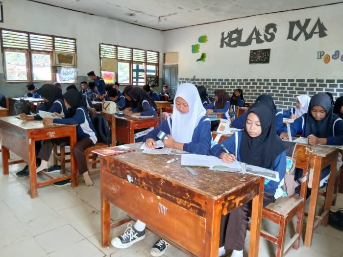 Siswa VIII C Serius Dalami Materi SKI Menjelang Ujian