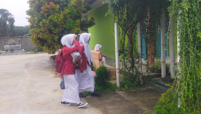 Terapkan Madrasah Full Day, Siswi MTsN 4 Bungo Kompak Bawa Bekal dan Perlengkapan Ibadah
