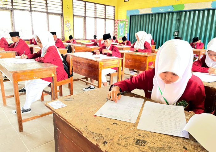 Hari Pertama Ujian Madrasah di MTsN 4 Bungo Berlangsung Lancar