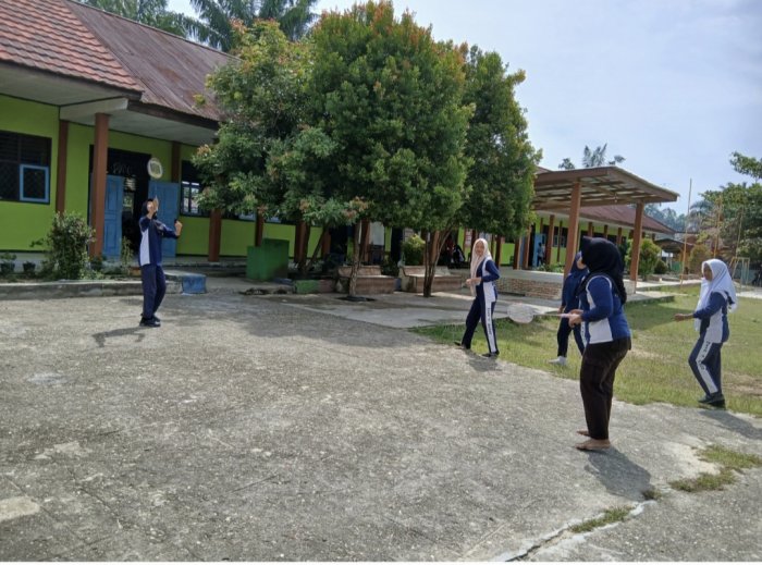 Siswa MTsN 4 Bungo Antusias Ikuti Ekstrakurikuler Bulu Tangkis Siswa MTsN 4 Bungo Antusias Ikuti Ekstrakurikuler Bulu Tangkis